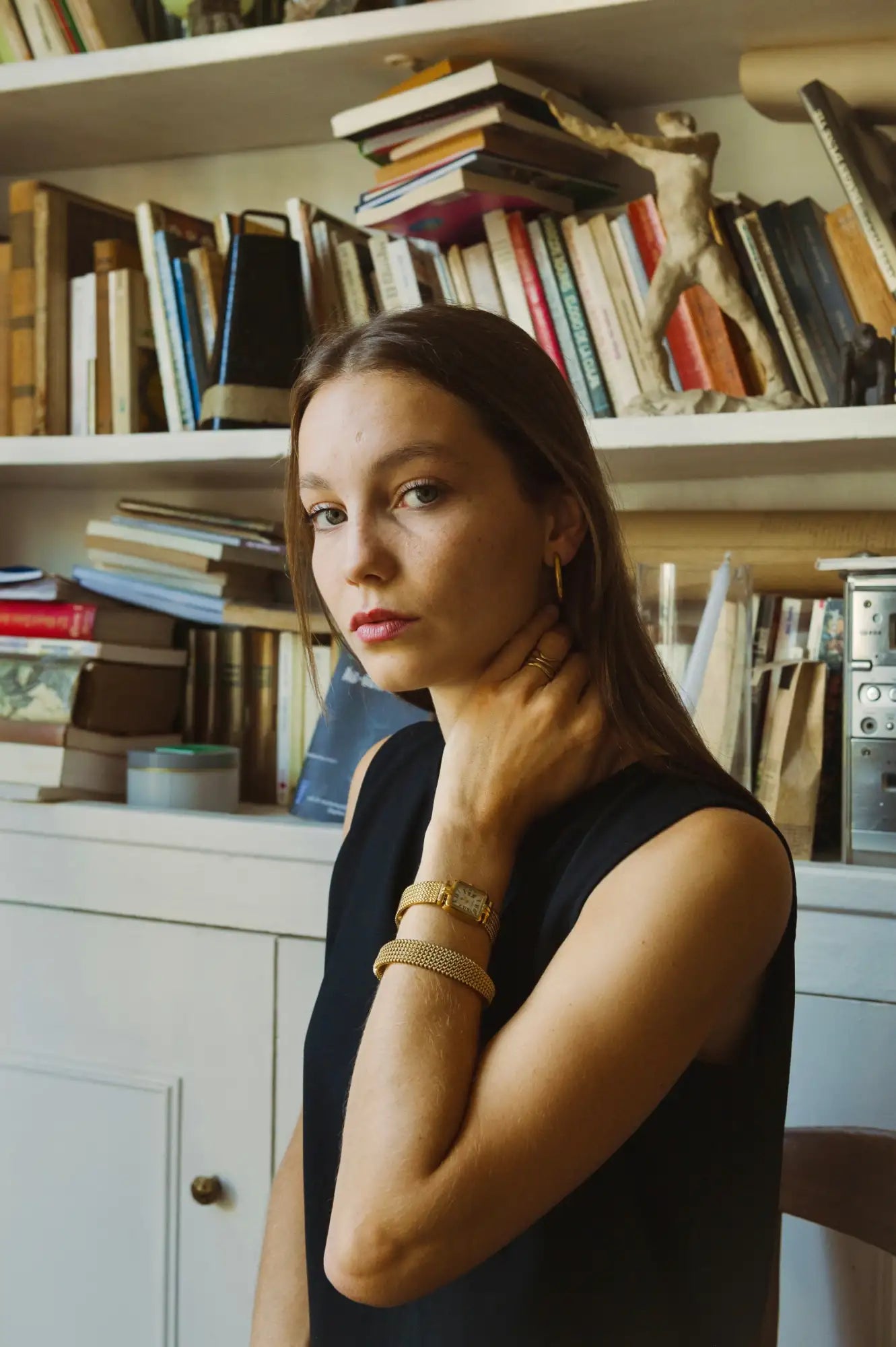 Bracelet en maille d'or avec un design élégant et moderne porté au poignet.