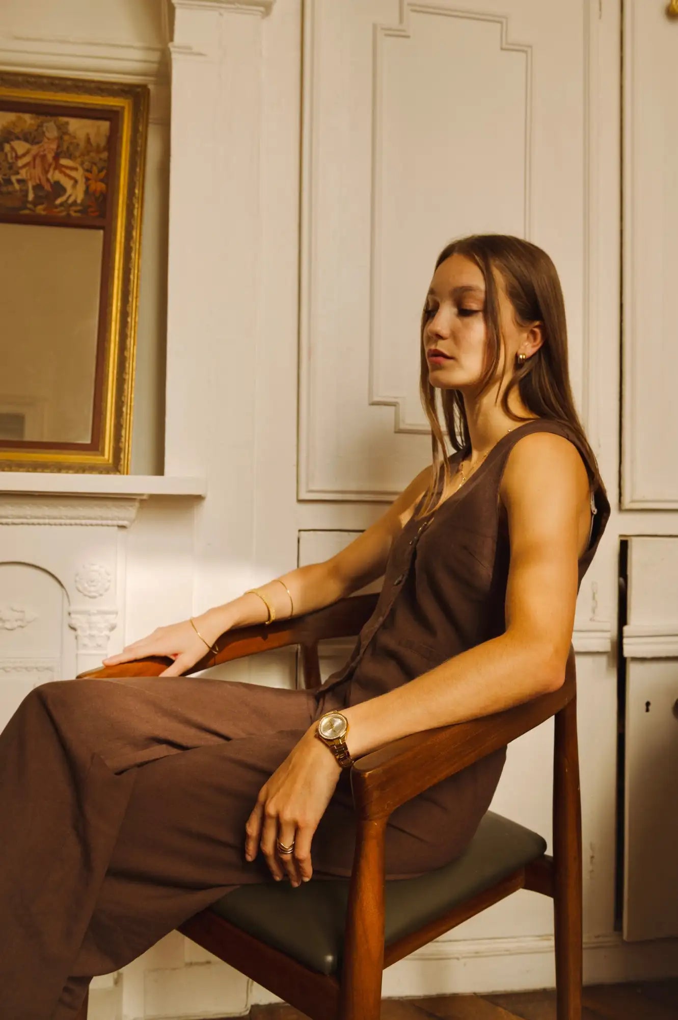 Combinaison sans manches marron avec une conception à boutons devant et une coupe décontractée.