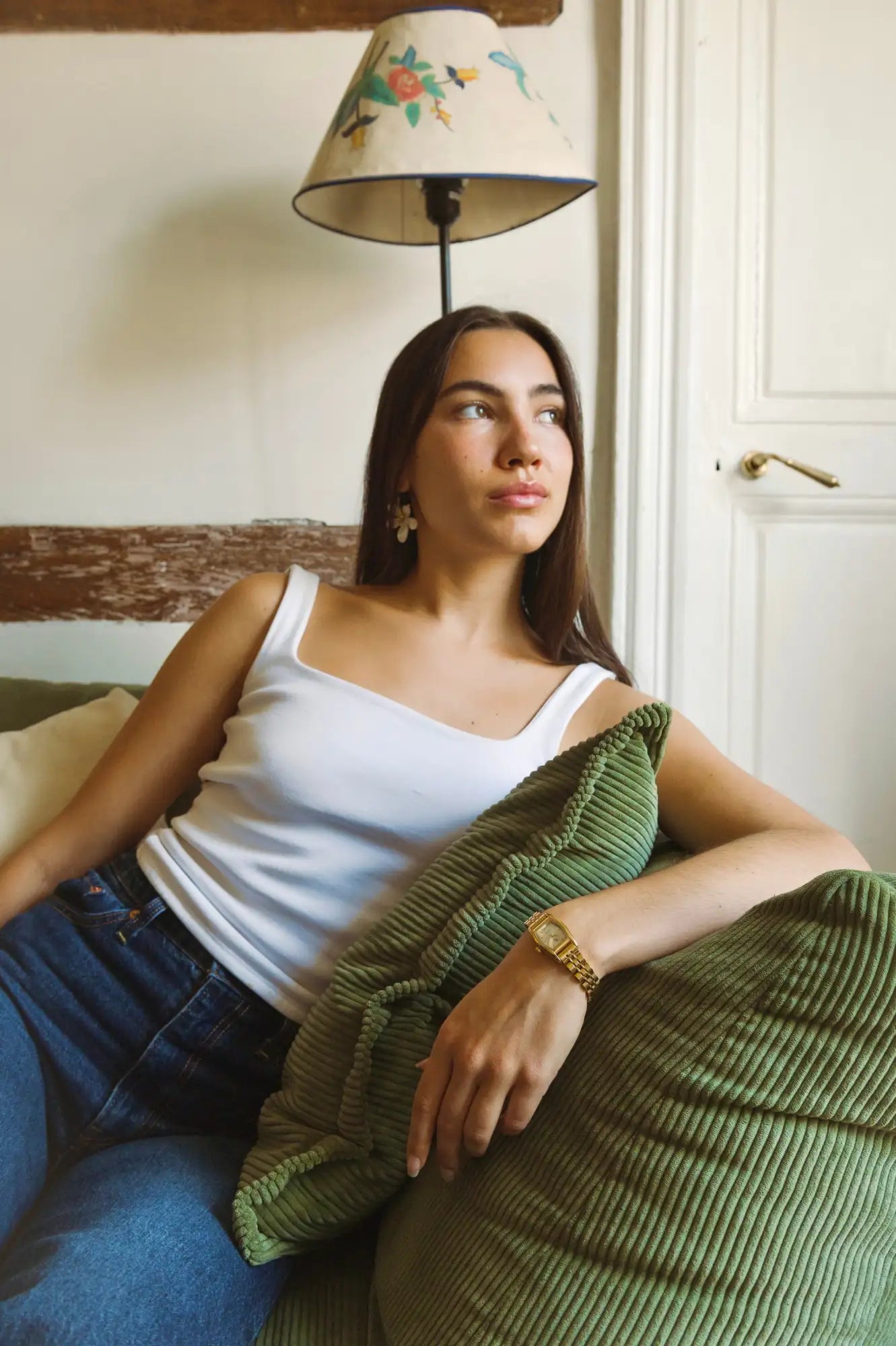 Montre-bracelet aux tons dorés avec un bracelet texturé et un cadran minimaliste.