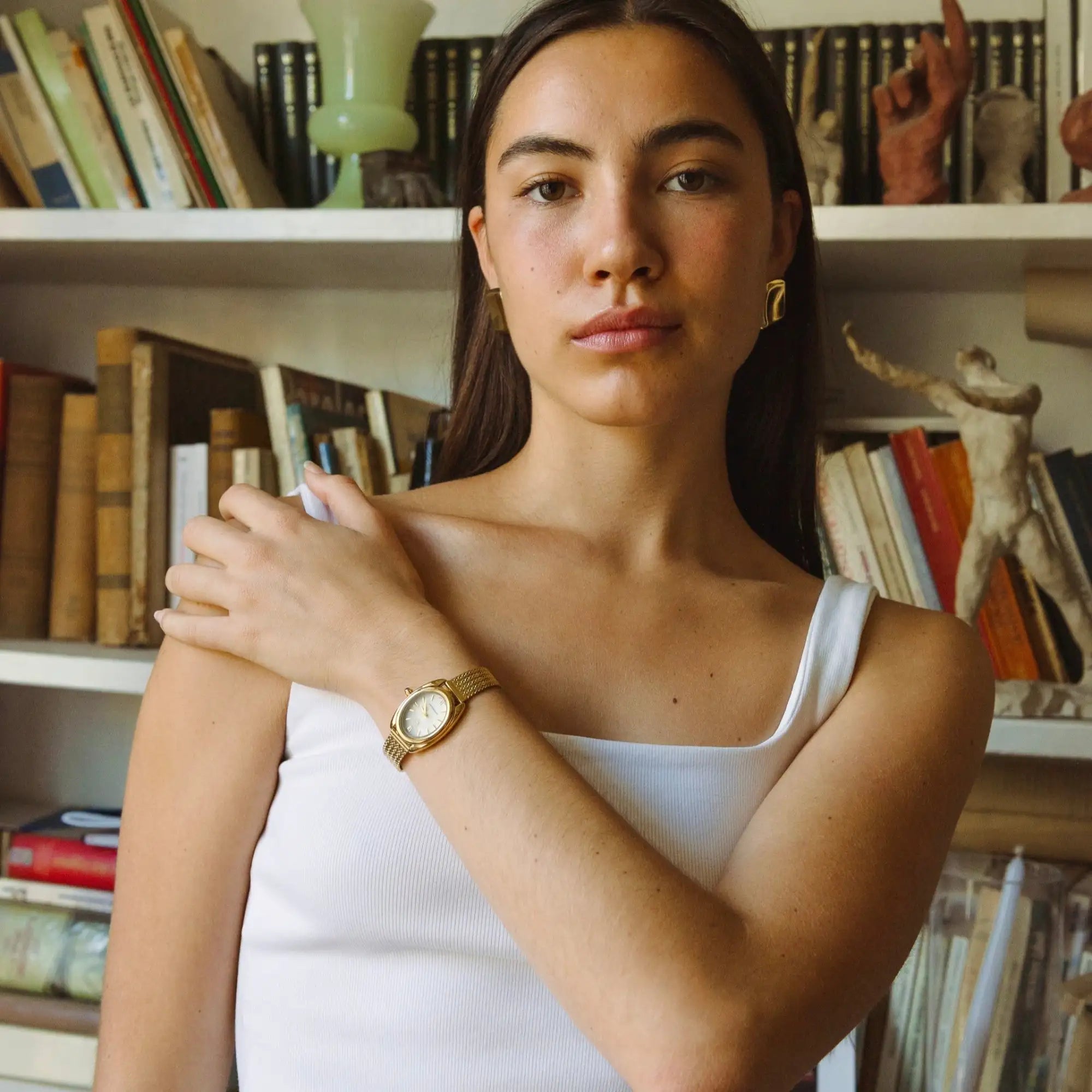 Montre-bracelet en ton or avec un cadran rond classique et un bracelet en maille.